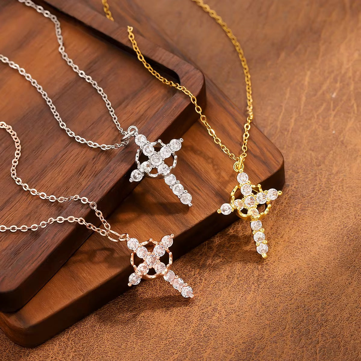 Collier Croix Élancia – AVÉLORA