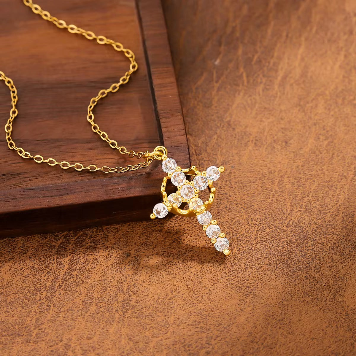 Collier Croix Élancia – AVÉLORA