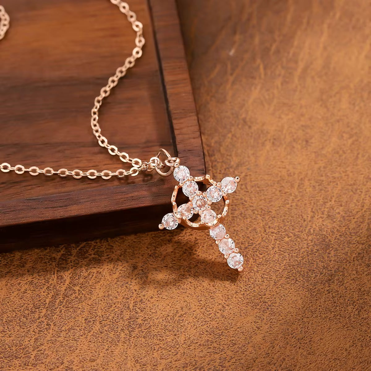 Collier Croix Élancia – AVÉLORA