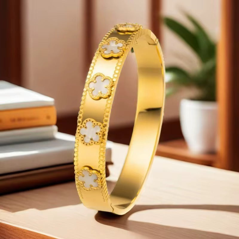 Bracelet Fleur de Chance – AVÉLORA