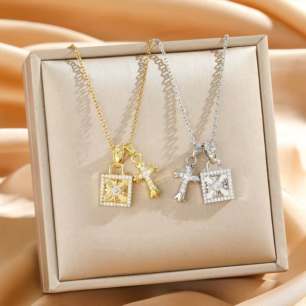 Collier Croix Valéria – AVÉLORA