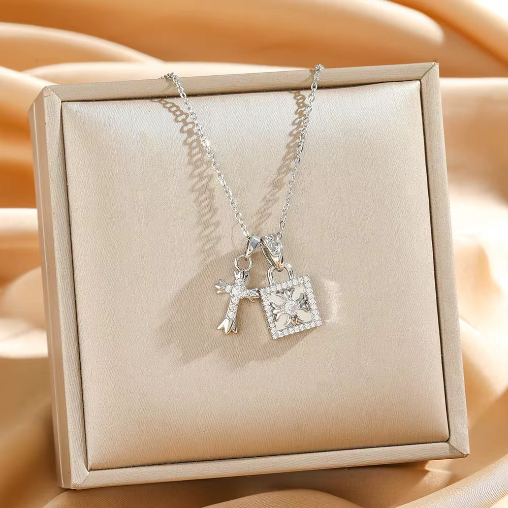 Collier Croix Valéria – AVÉLORA