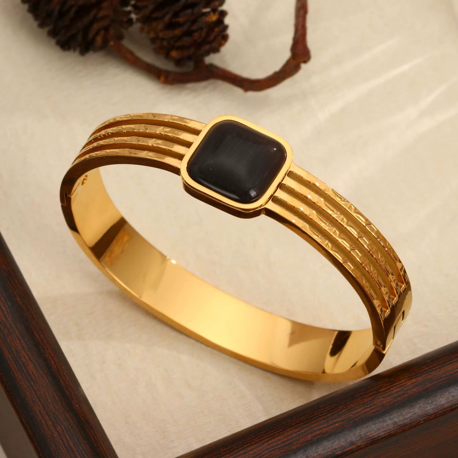 Bracelet Élégance Serena Dorée – AVÉLORA